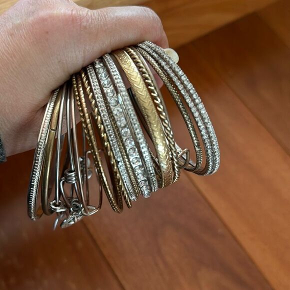 Bundle of 18 metal bangles - Picture 1 of 8